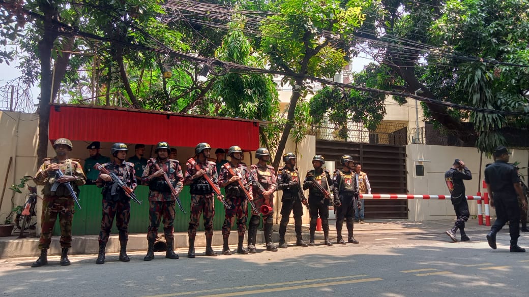 গুলশানে খালেদা জিয়ার বাসভবনের সামনে নেতাকর্মীদের ঢল, সতর্ক পাহারা